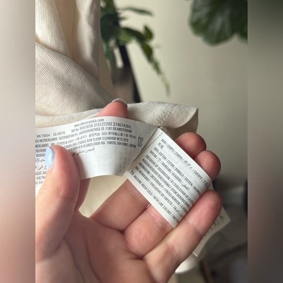 Abercrombie & Fitch Short-Sleeve Coors Light Graphic
Relaxed Tee - Picture 5 of 6